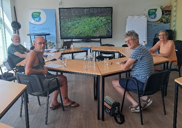 De fotojury bij het grote beeldscherm in het educatiecentrum