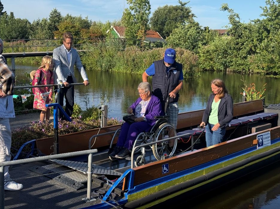 Een rolstoelgebruiker aan boord van de rondvaartboot met de nieuwe tillift