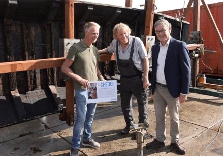 Uitreiking van een cheque voor de restauratie van de schouw