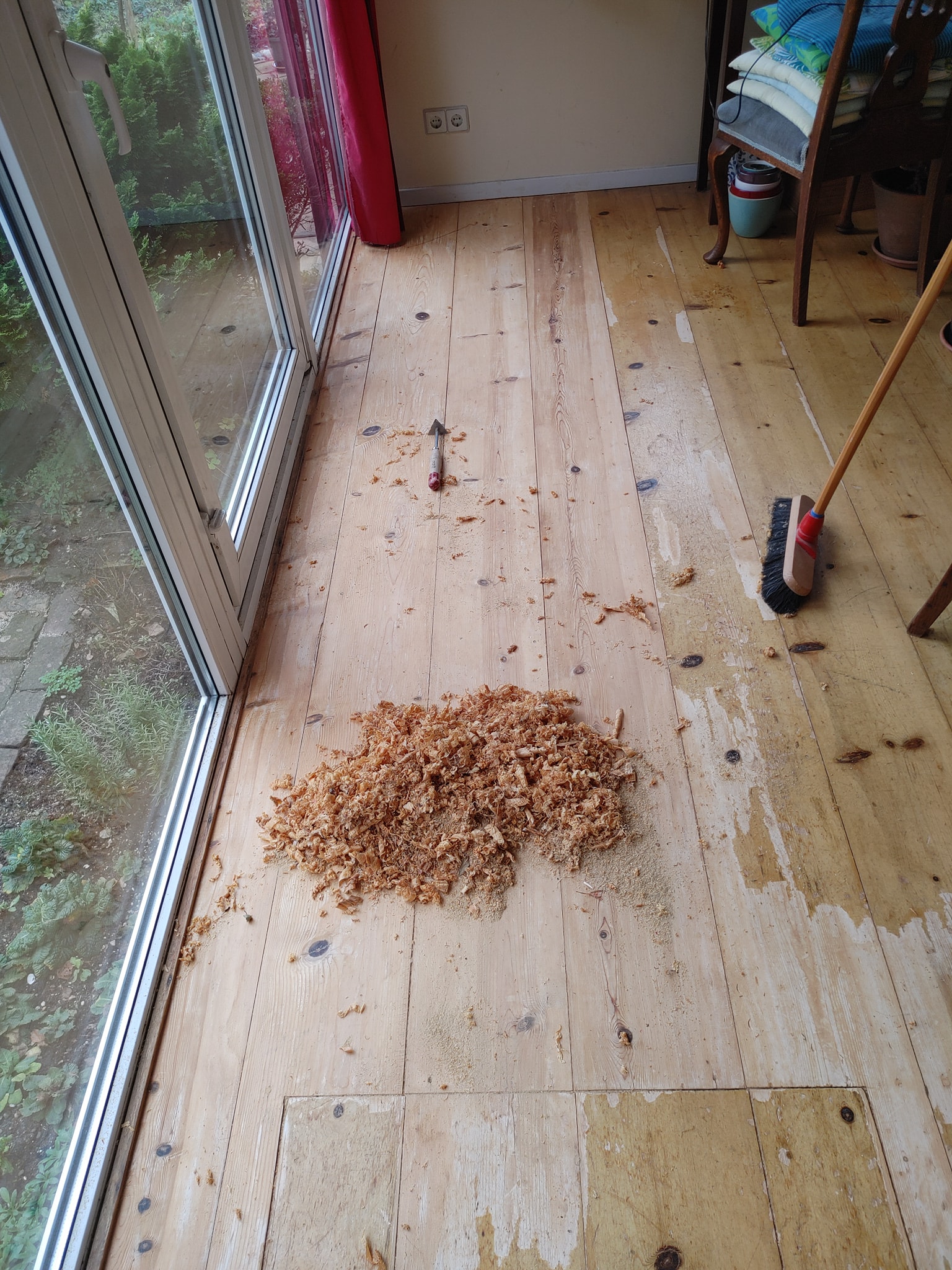 Houten vloer afkrabben en lakken