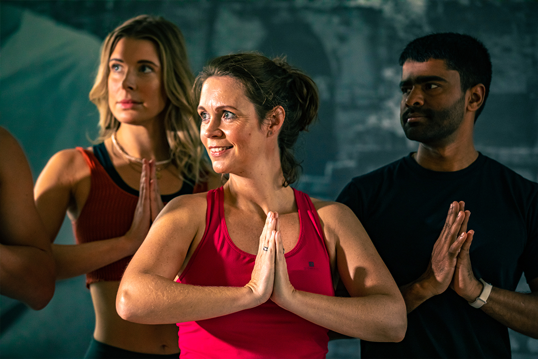 Yoga leerlingen met handen tegen elkaar