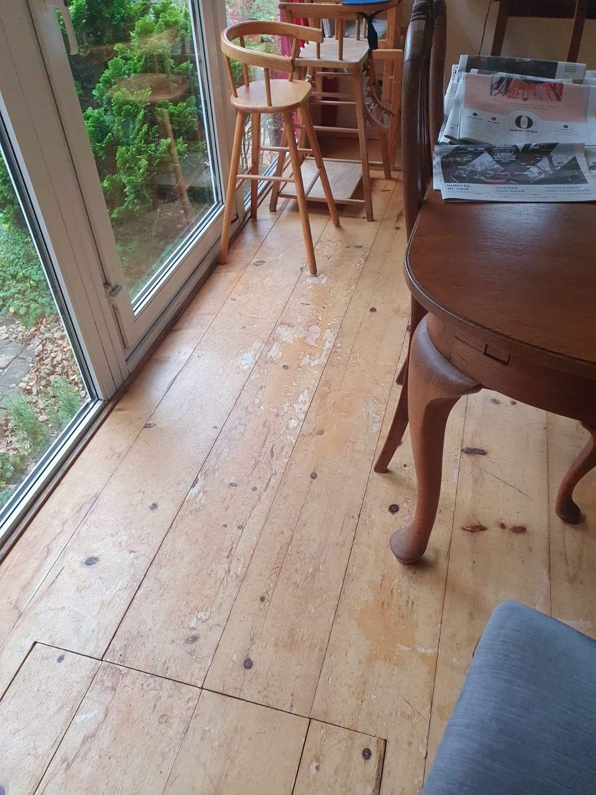 Houten vloer afkrabben en lakken