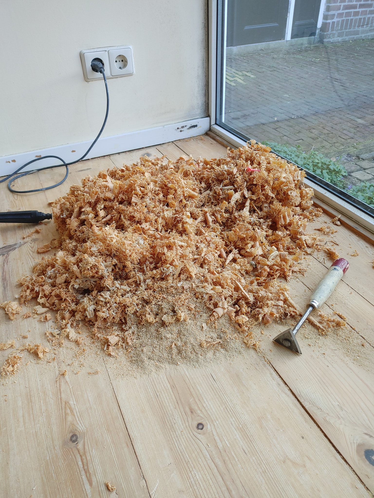 Houten vloer afkrabben en lakken