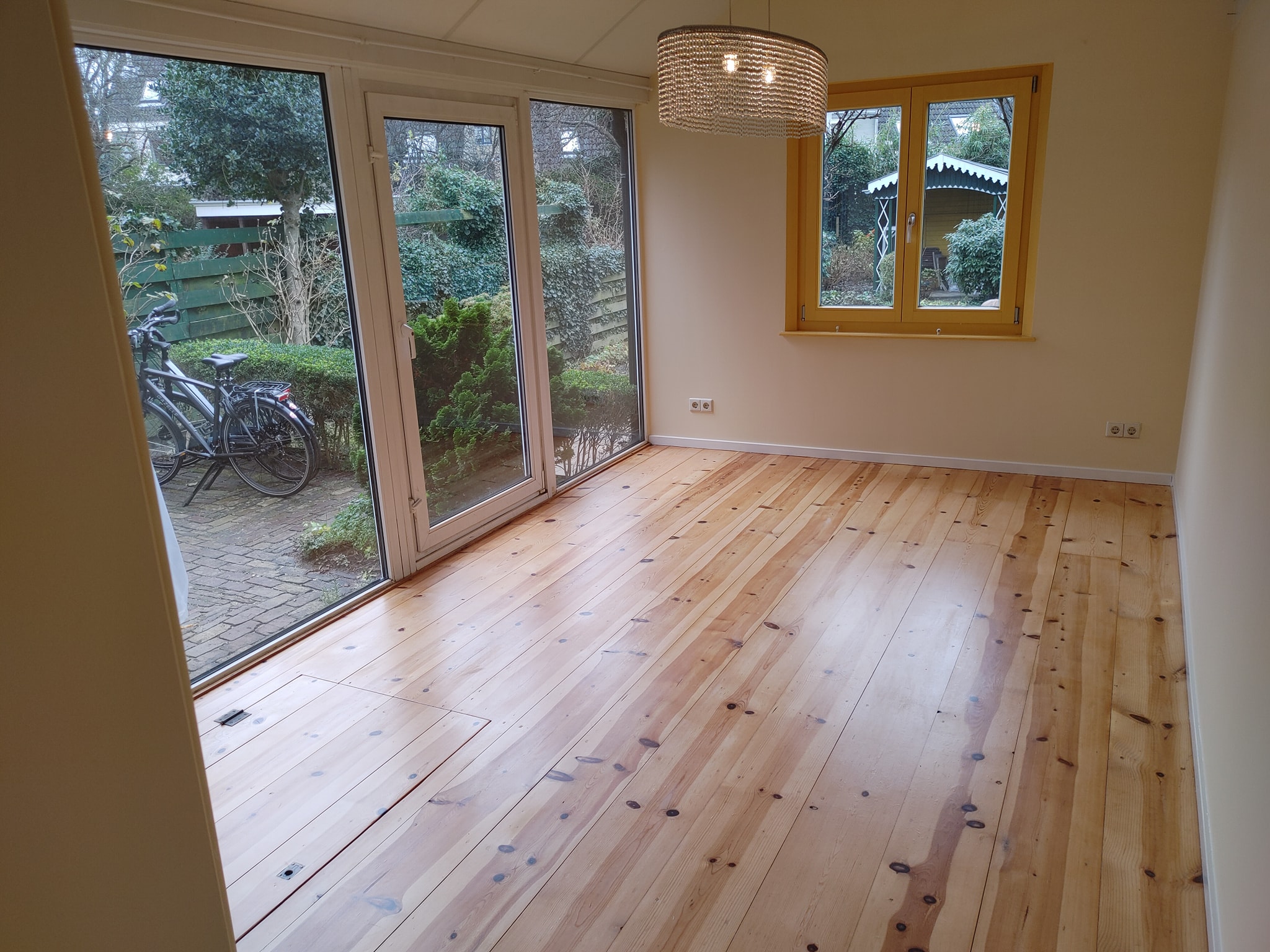 Houten vloer afkrabben en lakken