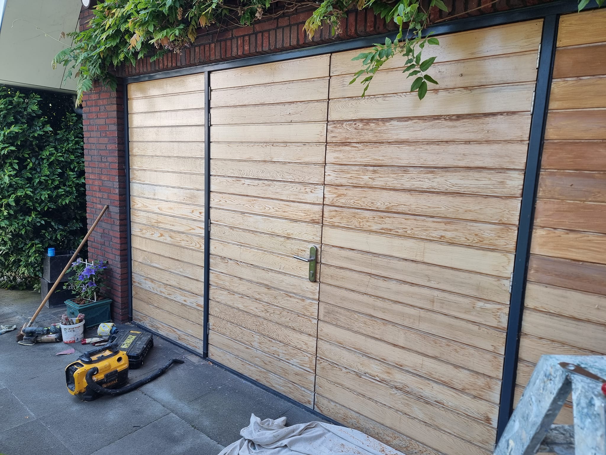 Verweerde planken afkrabben en lakken