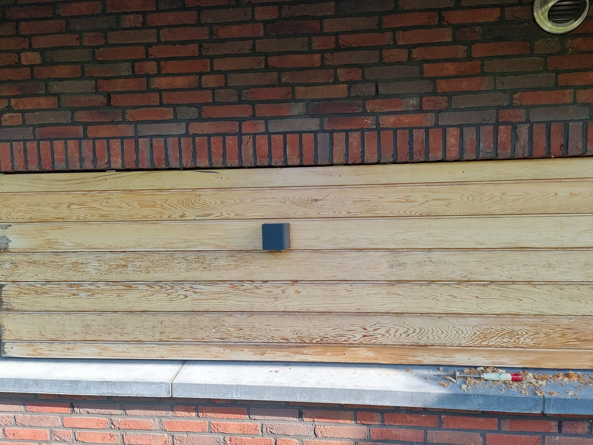 Verweerde planken afkrabben en lakken