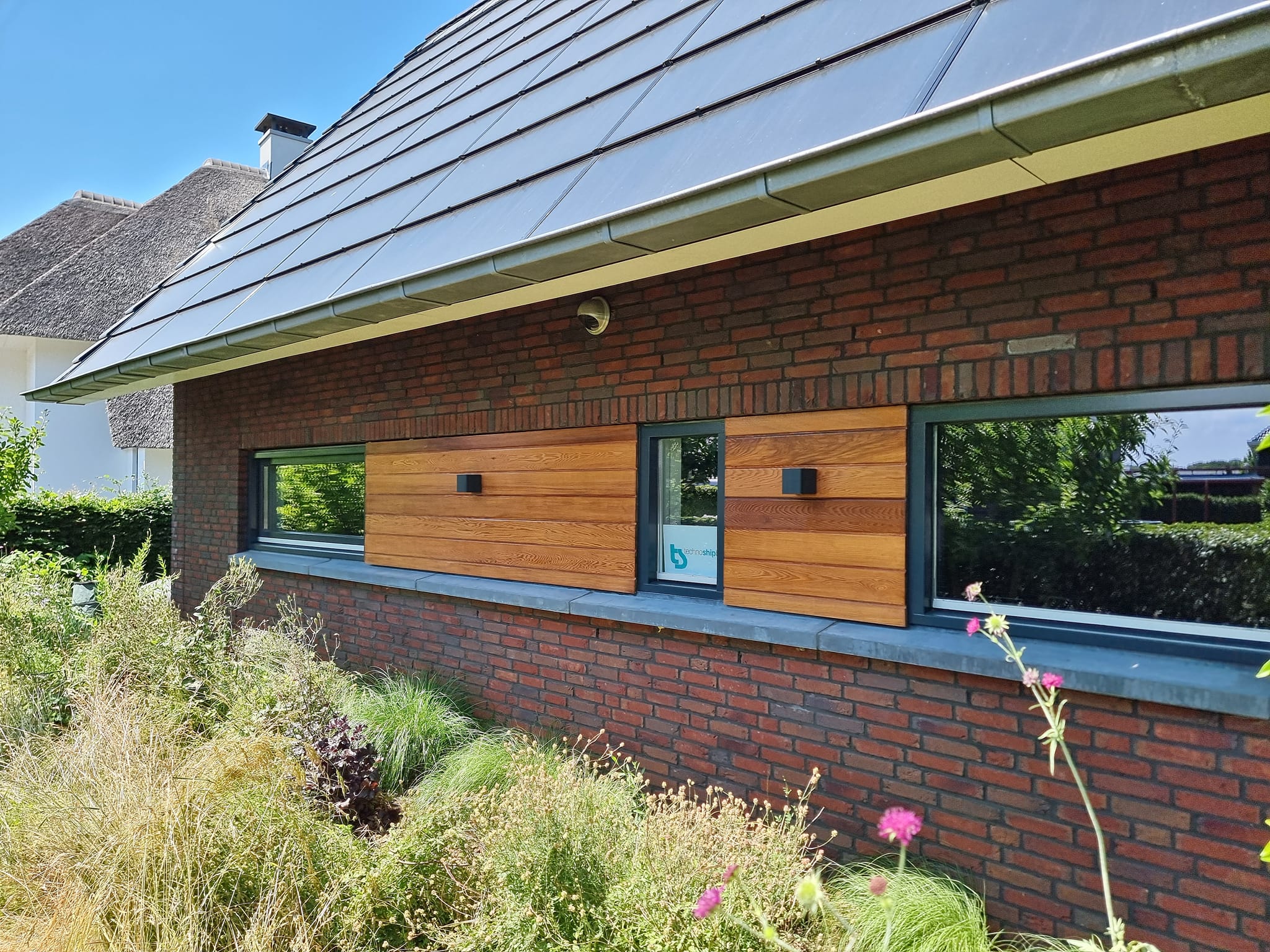 Verweerde planken afkrabben en lakken